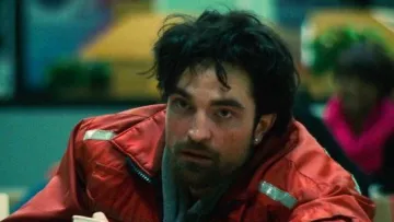 Chaqueta roja usada por Connie Nikas (Robert Pattinson) como se ve en Good Time
