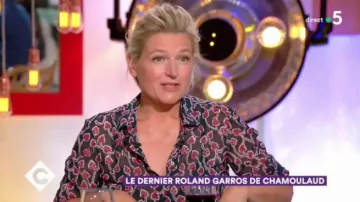 La camisa estampada de follaje de Anne-Elisabeth Lemoine en Cà vous del 28/05/2018