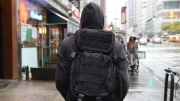 Mochila usada por Elliot Alderson (Rami Malek) como se ve en Mr. Robot S01E01