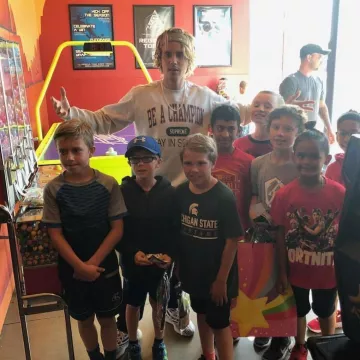 Suprême x Champion de Rester À l'École Crewneck Swetashirt porté par Justin Bieber sur Instagram