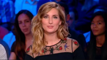 The embroidered dress of Marie Portolano in Canal Football club