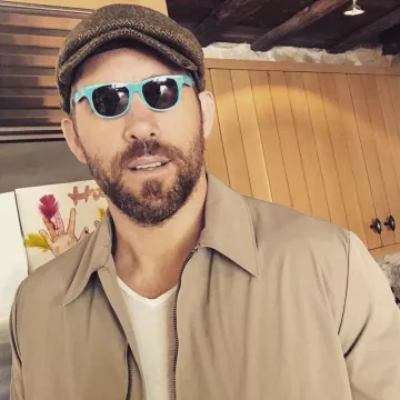 Gafas de sol junior azul claro Sons + Daughters usadas por Ryan Reynolds en Instagram