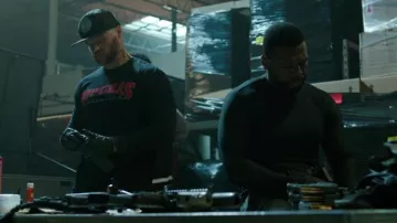 McGill Skateshop noir tee shirt porté par une Bo Ostroman / Bosco (Evan Jones) comme on le voit dans l'antre des Voleurs