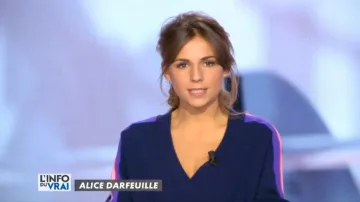 El jersey azul con rayas de colores de Alice Darfeuille en L'info du vrai del 26/03/2018