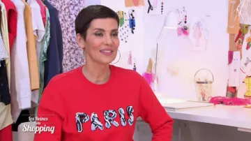 Le sweatshirt rouge "Paris" de Cristina Cordula dans Les reines du shopping du 6 juin 2018