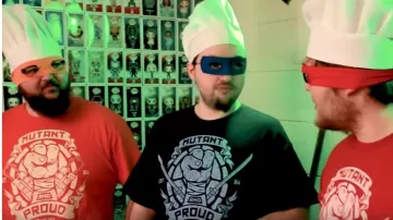 La camiseta roja ¡Mutante y orgullosa! (Raph) en el video de youtube ¡Cocinamos una pizza de las Tortugas Ninja!