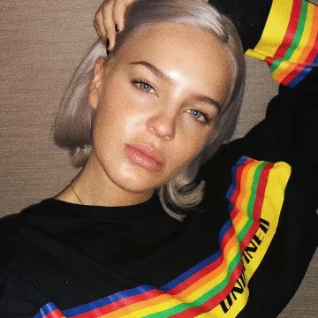 Camiseta de manga larga oversize de Asos Design con estampado indefinido arco iris usada por Anne-Marie Nicholson en Instagram