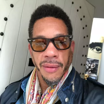 Sunglasses Ray-Ban Wayfarer Joey Starr on his account Instagram