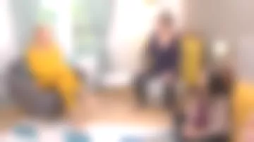 La combinaison jumpsuit jaune de Agathe Lecaron dans La maison des maternelles du 28/05/2018