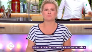 Le top à rayures de Anne-Elisabeth Lemoine dans C à vous du 06/06/2018
