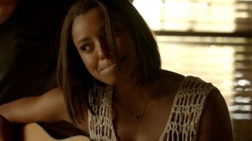 Le collier de Bonnie Bennett (Katerina Graham) dans The Vampire Diaries