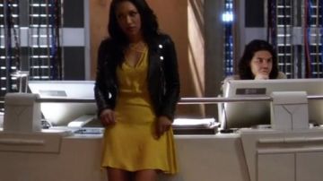 El vestido amarillo al frente cruzado por Iris West (Candice Patton) en The Flash