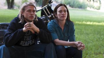 The rings "SO NS" Jax Teller (Charlie Hunman) in Sons of Anarchy S03E04