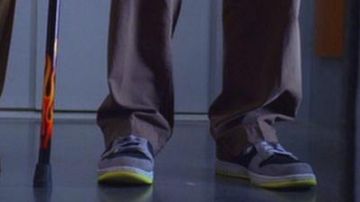A cane with patterned emflammés of Hugh Laurie in Dr. House
