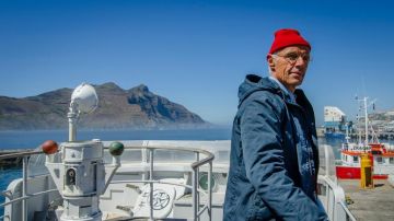 La nonnet de lana roja de Jacques-Yves Cousteau (Lambert Wilson) en L'odyssée