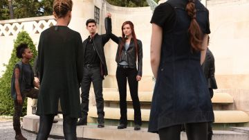 La veste en cuir de Jocelyn Fray (Maxim Roy) dans Shadowhunters S01E06