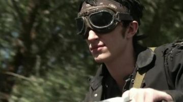 Gafas biker estilo aviador 10K (Nat Zang) en Z Nation S03E05