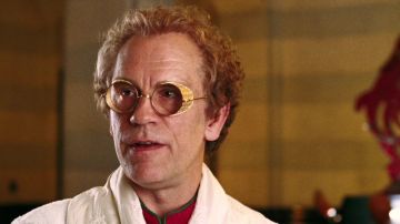 Las gafas de Humma Kavula (John Malkovich) en H2G2: Una guía para la galaxia