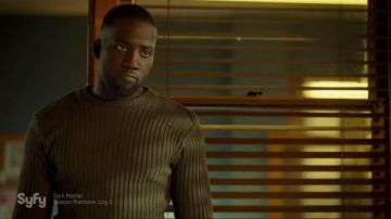 Suéter de comando caqui oliva de Xavier Dolls (Shamier Anderson) en Wynonna Earp (S01E09)
