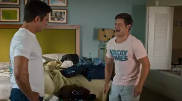 The t-shirt "Vacay Times" of Adam DeVine in Out-of-Control