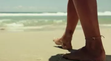 la chaine de Nancy Adams (Blake Lively) dans Instinct de Survie (The Shallows)