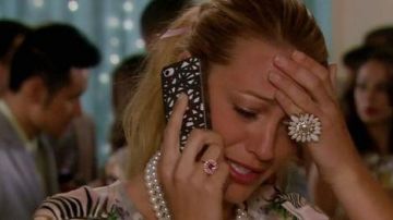 The shell phone of Blake Lively in Gossip Girl Season 6 Episode 10