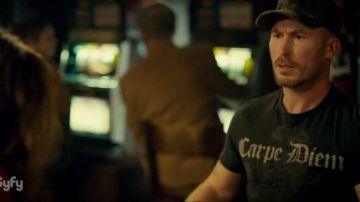 La camiseta "Carpe Diem" en Wynonna Earp