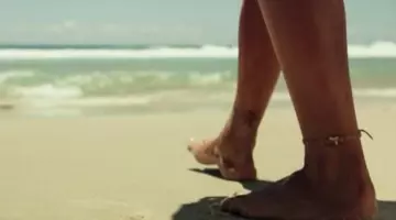 La chaine de cheville de Nancy dans The Shallows (Instinct de survie)