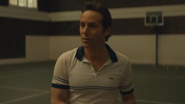 The tennis polo Fila of Peter Forente (Alessandro Nivola) in A Most Violent Year