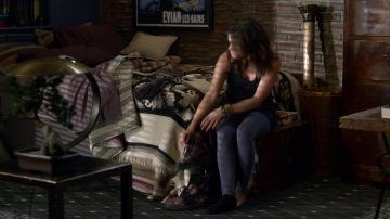 Aria Montgomery (Lucy Hale) Flower doc Martens en Pretty Little Liars S03E06