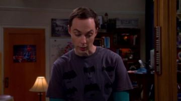the t-shirt logo Batman Sheldon Cooper in The Big Band Theory