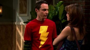 the t-shirt Captain Marvel of Sheldon Cooper in The Big Bang Theory