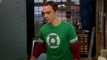 the t-shirt Green Lantern Sheldon Cooper (Jim Parsons) in The Big Bang Theory S01E10