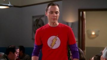 le t-shirt rouge The Flash de Sheldon Cooper (Jim Parsons) dans The Big Bang Theory S07E05