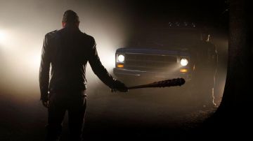 El murciélago de Negan (Jeffrey Dean Morgan) "Lucille the Blood Drinker" en The Walking Dead S07E01