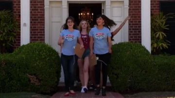 Les boots noires de Cece Parekh (Hannah Simone) dans New Girl