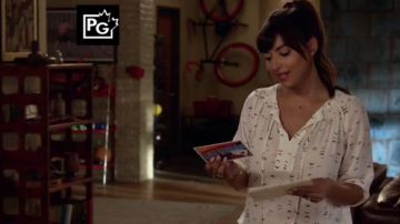 Le top blanc avec des flèches noires de Cece Parekh (Hannah Simone) dans la série New Girl