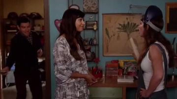 La robe tunique blanche avec motifs noirs de Cece Parekh (Hannah Simone) dans New Girl