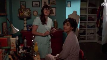 La robe peignoir bleu clair de Jessica Day (Zooey Deschanel) dans New Girl