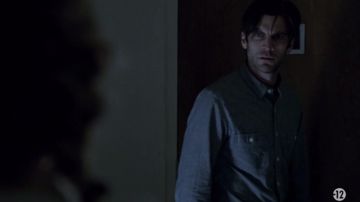 La chemise en jean gris de John Lowe (Wes Bentley) dans American Horror Story - Saison Hotel
