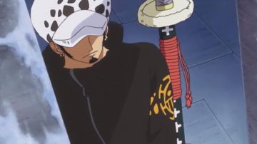 The tunic is long and black-Trafalgar Law (Post workout 2 years) in One Piece