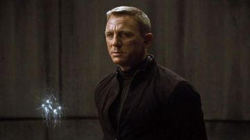 The sweater turtleneck James Bond (Daniel Craig) in Spectrum