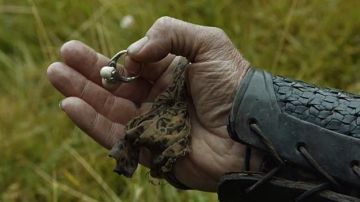 La bague de Daenerys Targaryen (Emilia Clarke) dans Juego de Tronos S06E01