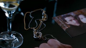 The necklace Vesper Lynd (Eva Green) in Casino Royale