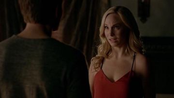 Le top rouge Haute Hippie de Caroline Forbes dans The Vampire Diaries