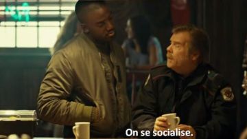 Chaqueta bomber caqui de Xavier Dolls (Shamier Anderson) en Wynonna Earp (S01E09)