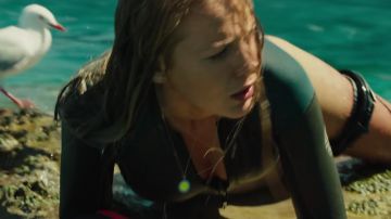 Le pendentif de Nancy (Blake Lively) dans The Shallows