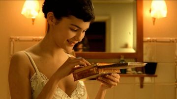 La caja de metal de Amélie Poulain (Audrey Tautou) en Le Fabuleux Destin d'Amélie Poulain