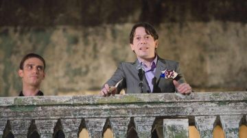 Le pin's "Q" de l'organisation "Quantum" de Dominic Greene (Mathieu Amalric) dans Quantum of Solace