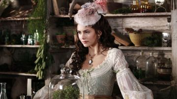 Le collier de Katherine dans Vampire Diaries